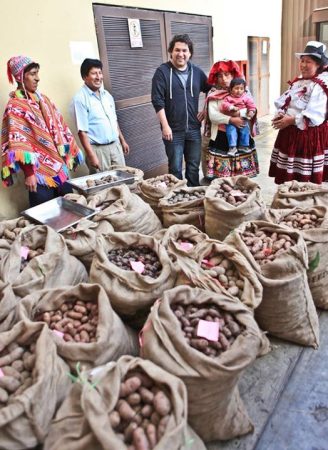 Portrait du chef avec des péruviens et des sacs de patates