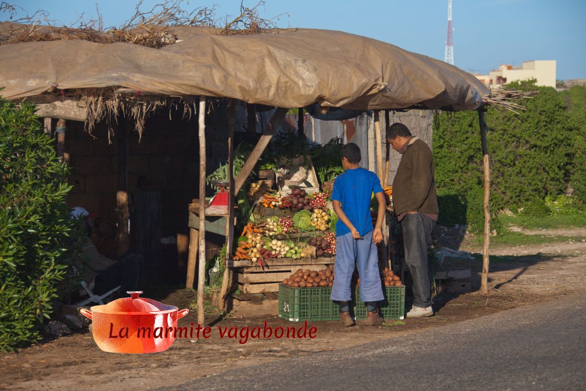 Etal d'un maraicher le long de la route d'El Jadida avec un client de dos